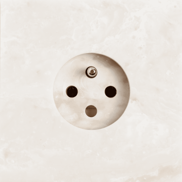 stopcontact in marmer dessin solid surface
